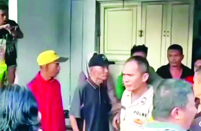Selingkuh Digeruduk Warga, Suami Keluar Kota Istri Digarap Orang