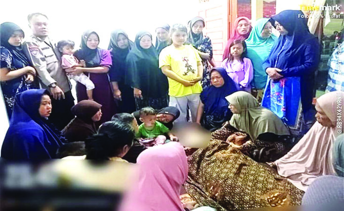 Korban tewas disambar petir disemayamkan di rumah duka.(foto/ist)